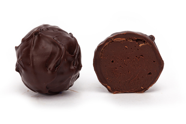 Klasyczne trufle z nadzieniem z ciemnej czekolady z regionu Sao Thome